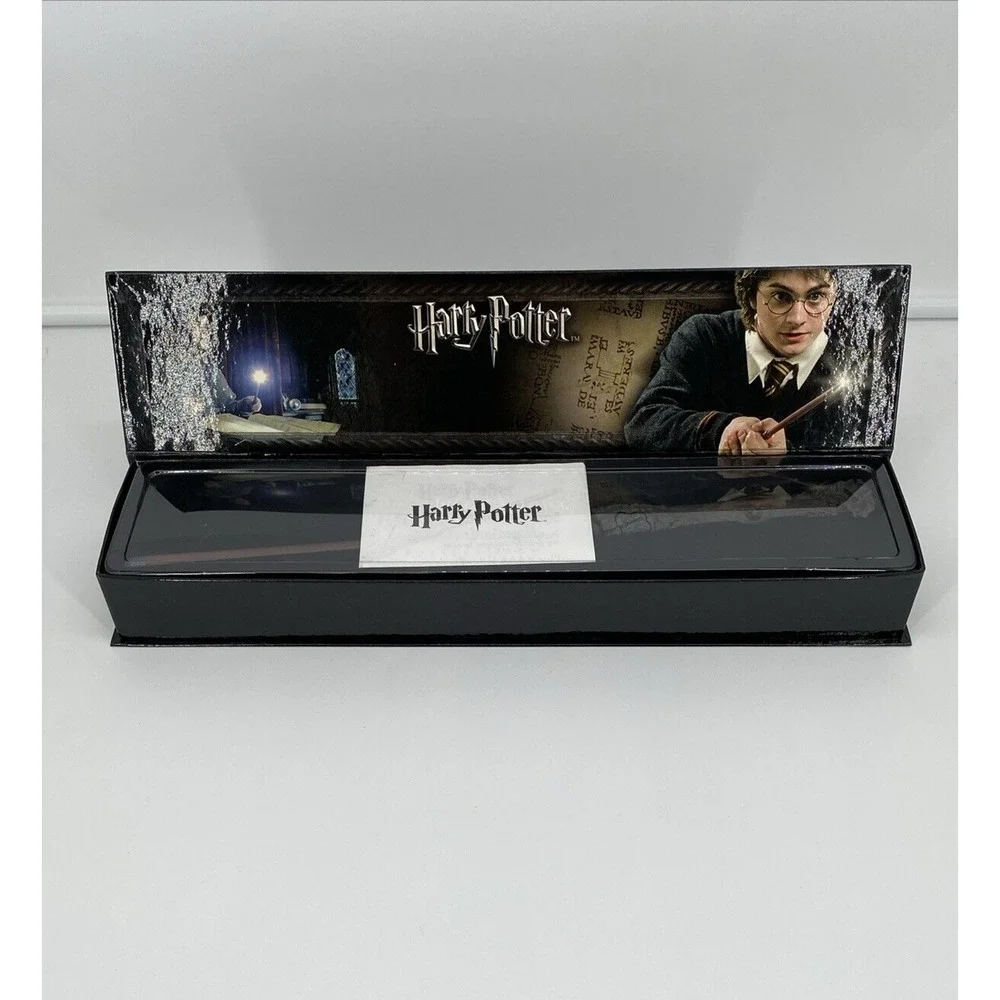 Harry Potter's Wand with Illuminating Tip and Case The Noble Collection - Works! - Picture 4 of 8